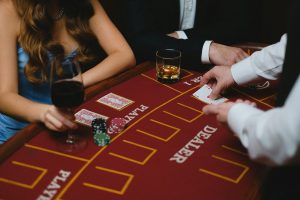 Bàn baccarat với ba cửa Banker, Player và Tie nhìn rõ khu vực đặt cược